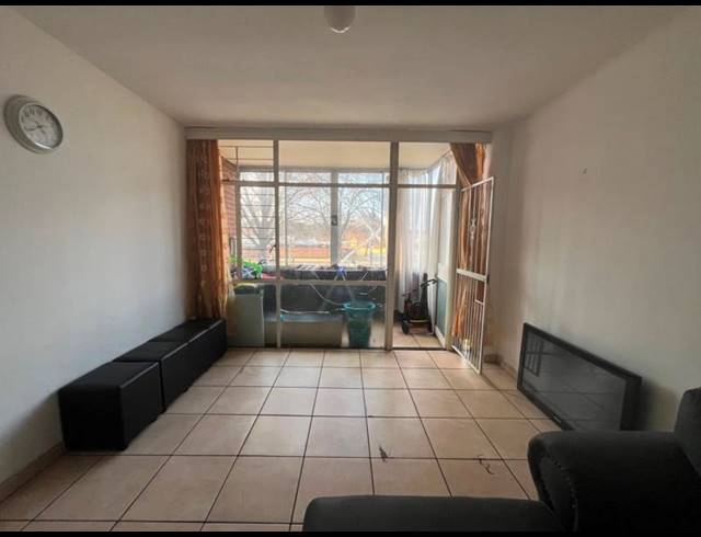 2 BEDROOM PROPERTY TO RENT IN FLORIDA LAKE